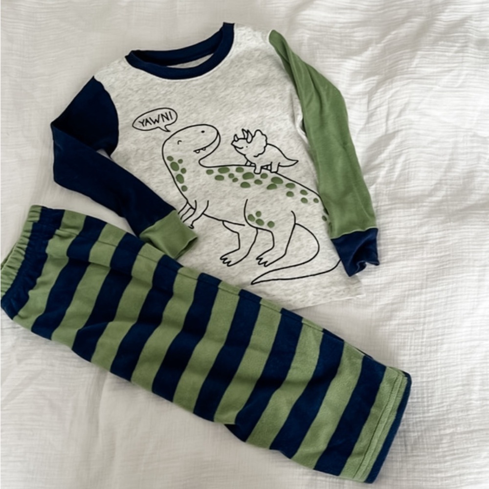 3/$20 Dinosaur 2 Piece Pajama Set | Carter’s | 18-24 Months